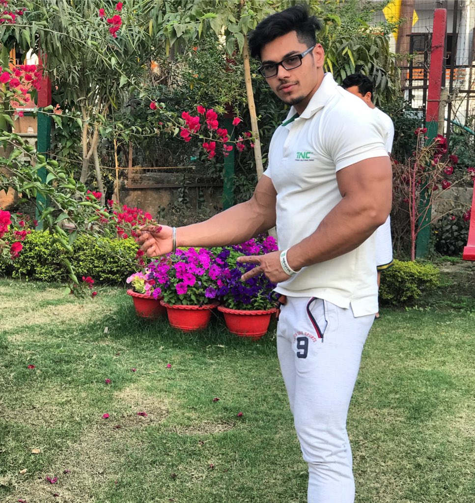 RealPranavRaj's tweet photo. Positive vibes!!
_
#sundaymorning #gardeninfrontofmyhouse #spendingqualitytime #familytime #pranavrajfit https://t.co/G3TcngYbqY