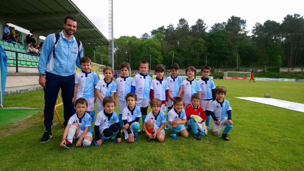 SD_Compostela's tweet photo. Crece a SD Compostela. Os máis pequeniños da nosa gran familia xa teñen a súa equipación oficial. Gozade no campo coas cores branquiazuis!! #NovoProxecto https://t.co/sZdXwnPJ8T
