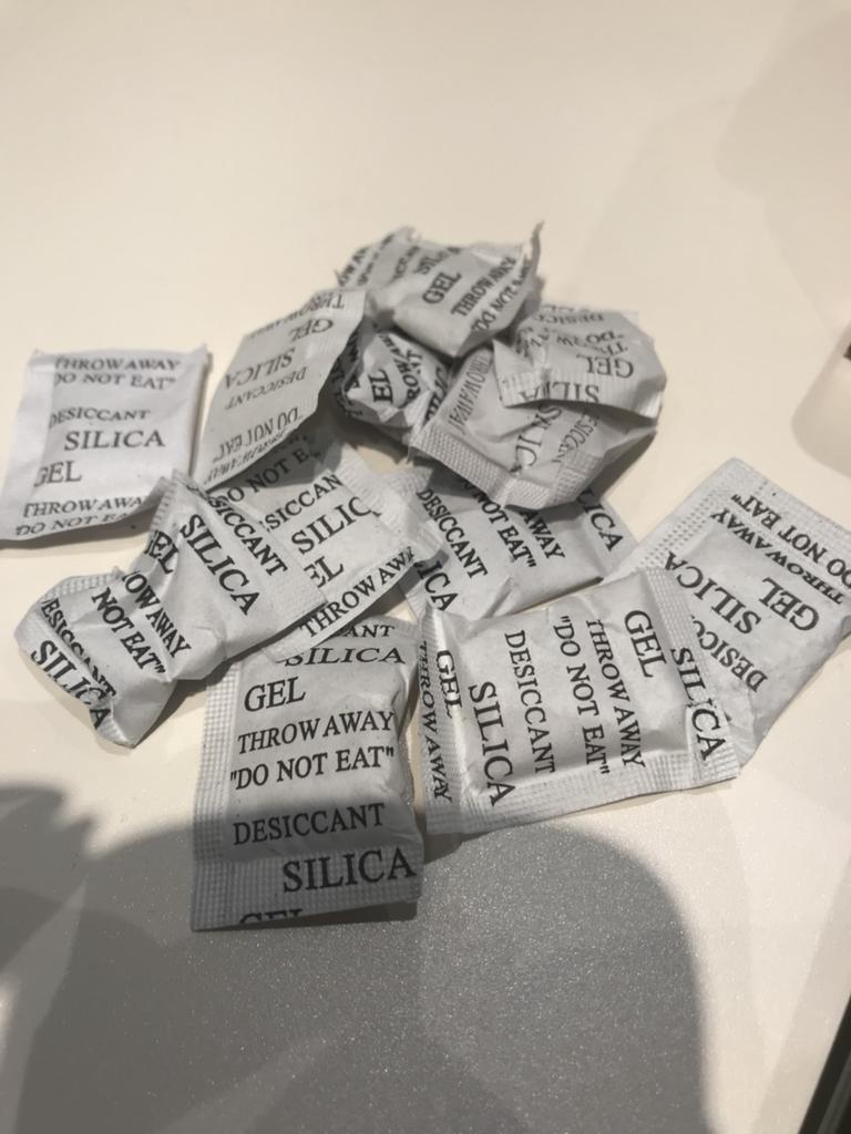 携帯水没させたって言ったら店内にあるシリカゲル「こんだけあったよ！」ってしこたまかき集めてくれる店長の優しさよ………ありがとう………………しかし新しいの発注しちまった……? 