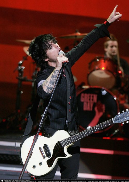 ビリージョーアームストロングの右腕のタトゥーは最高にクールだ