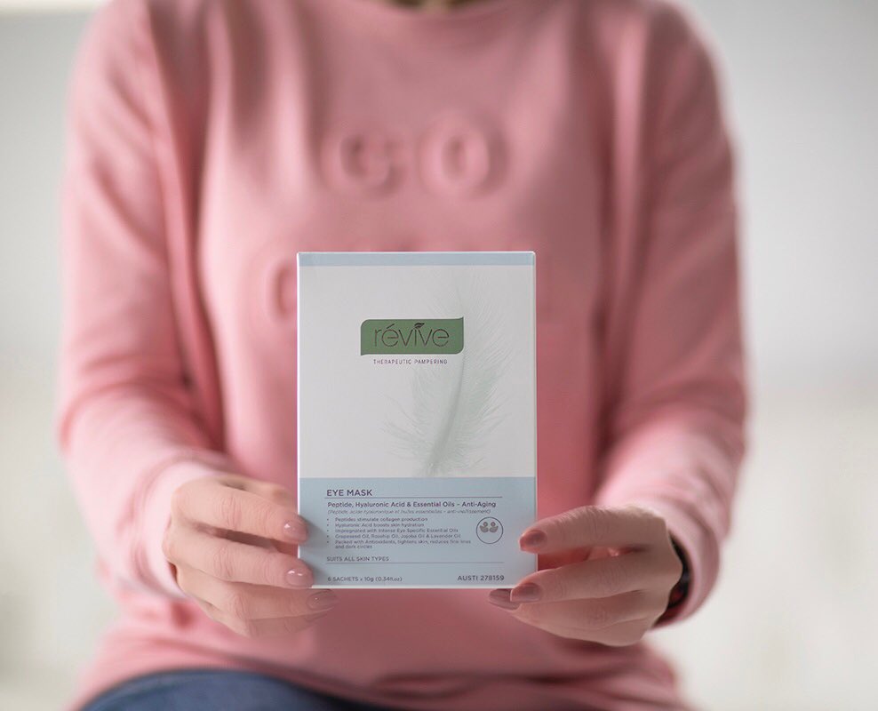 ReviveGlobalAu's tweet photo. Meet another new addition to the Revive range!👏🏻Revive anti-aging Eye Masks - each pack contains six pairs of nourishing, rejuvenating under eye Eye Mask treatments you can use 2-3 times a week to intensely hydrate, brighten and smooth under eyes! 👀 #eyes #skin #antiaging https://t.co/KJpmBhGZmj