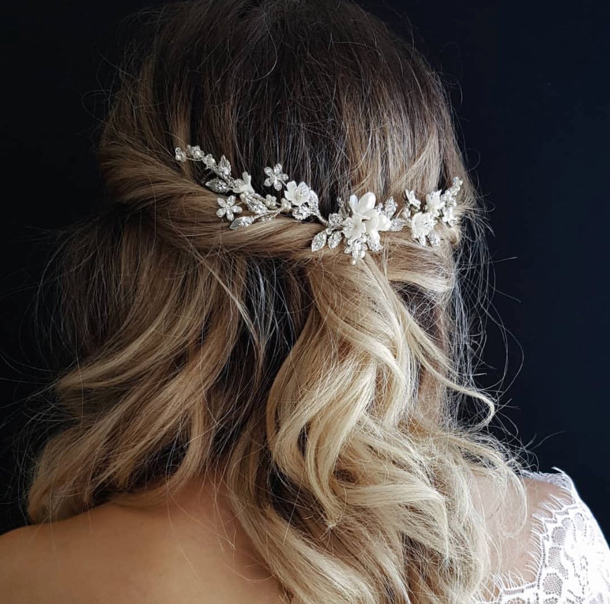 KeyifliGelinler's tweet photo. Zarif saç aksesuarları... / Bride hair accessories ☺️💕🌸👰 #bride #bridehair #hairaccessories #bridal #wedding #keyifligelinler #gelinlik #düğün #saçaksesuarları #gelinsaçı #weddingblog https://t.co/XjgY2SgX1V