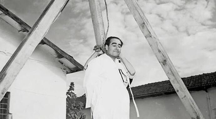 Bu görüntüler milletimizin hafızasından silinmesin ki, her iki lafında “demokrasi, özgürlük” diyenlerin, ne kadar acımasız, hukuksuz, namert ve diktatör oldukları tescillenmiş olsun. 

Rahmet olsun Adnan Menderes’e ve arkadaşlarına...
#27Mayıs