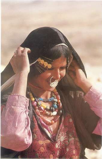 Kauwgom Perforatie Zakje OrmaxWorld on Twitter: "Bedouin tribes of the Middle East and the Berber, Beja tribes of Africa continue this practice of gifting golden nostril rings to their future wives. They are given for Kauwgom Perforatie Zakje OrmaxWorld on Twitter: "Bedouin tribes of the Middle East and the Berber, Beja tribes of Africa continue this practice of gifting golden nostril rings to their future wives. They are given for