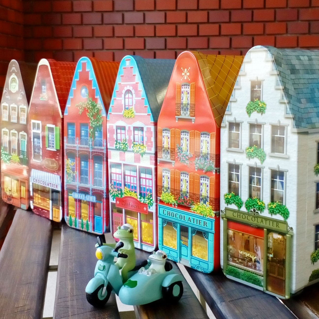 雑貨屋 The Four Seasons 缶コレクター必見のかわいいお菓子が入荷しました ベルギーのレトロな家がデザインされた缶の中には シナモンとナツメグが程よいく香るカラメルビスケットが入っています 珈琲のお供にもオススメのサクサクビスケットですよ 6