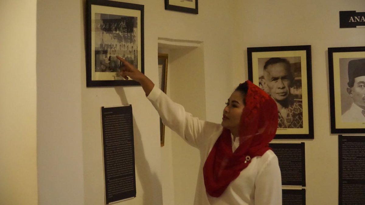 puti_soekarno's tweet photo. Di Museum HOS Cokroaminoto juga ada sebuah kamar di lantai 2 yang dulunya, digunakan kakek saya, Bung Karno, untuk berdiskusi dan berlatih pidato. Senang sekali saya bisa mengenang sejarah tokoh hebat Indonesia

#KabehSedulurKabehMakmur #Nomor2UntukJatim #JatimPilihGusIpulPuti https://t.co/BO9r3b2bFr