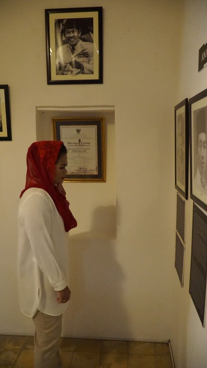 puti_soekarno's tweet photo. Di Museum HOS Cokroaminoto juga ada sebuah kamar di lantai 2 yang dulunya, digunakan kakek saya, Bung Karno, untuk berdiskusi dan berlatih pidato. Senang sekali saya bisa mengenang sejarah tokoh hebat Indonesia

#KabehSedulurKabehMakmur #Nomor2UntukJatim #JatimPilihGusIpulPuti https://t.co/BO9r3b2bFr