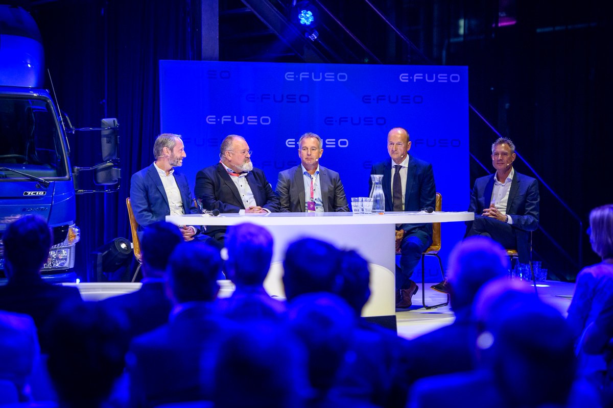 delaatstemeter's tweet photo. De introductie van de eerste Mercedes elektrische truck in Sugar City bij Amsterdam was geslaagd https://t.co/oCEHUJwZFv