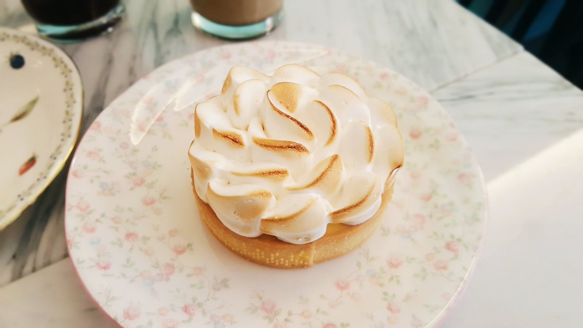 [서울/상수] 로사벨라. 훠궈먹고 마지막 디저트를 먹으러 이동했당. 얼그레이 밀크티와 레몬머랭 타르트, 마스카폰 딸기 생크림. 얼그레이 밀크티는 달콤한 편이지만 얼그레이 향이 꽤 있어서 괜춘. 차인지 그냥 얼그레이향 파우더인지 모르게씀! 디저트는 둘 중에선 레몬머랭이 더 취향이었다