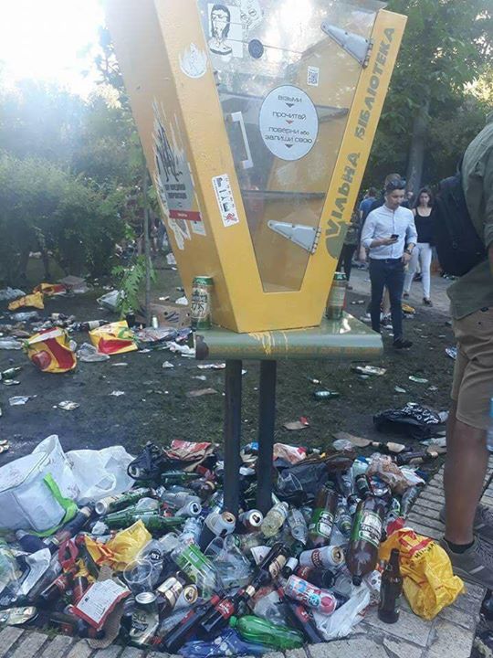 IvanDeinekoUA's tweet image. Football promotes tourism &amp;amp; is good for economy?
Kyiv Mayor's Office failed to provide adequate amenities for fans.
fans turned major Kyiv park into a landfill
#UCLfinal #UCLFinal2018 #ChampionsLeagueFinal #ChampionsLeagueFinal2018 kyivoperativ.info/other/park-she…
facebook.com/KyivOperativ/p…
