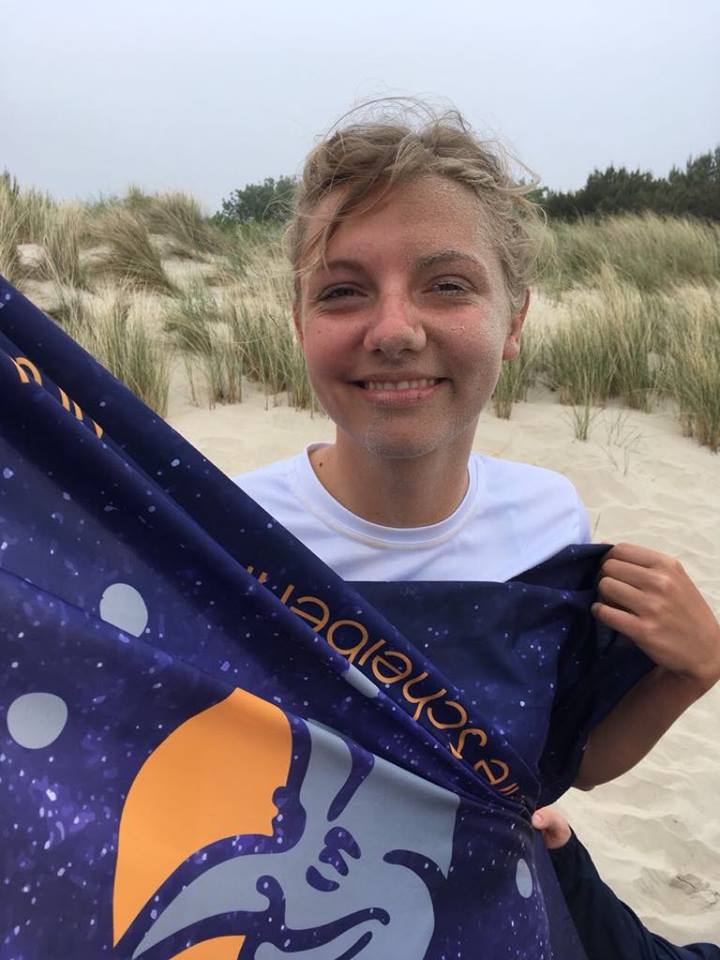 Verkatert nach dem Sonntagsmorgenspiel. Unsere #Hallunken Steffi hält beim #Goldstrand10 trotzdem die Fahne hoch - so hoch es eben geht.