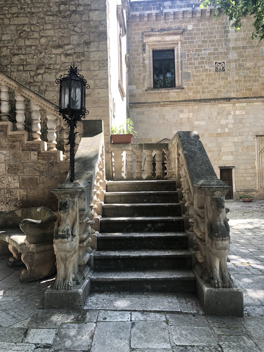 Musbicarovigno's tweet photo. Due bellissimi #grifoni in pietra fanno la guardia ad uno degli accessi al piano nobile del #Castello. 
Non si tratta di semplici sculture ornamentali: il grifone, animale #mitologico, simbolo di sapienza, é guardiano dell'accesso alle più alte forme di #divinità.
#Carovigno https://t.co/VSyTIuLDKR