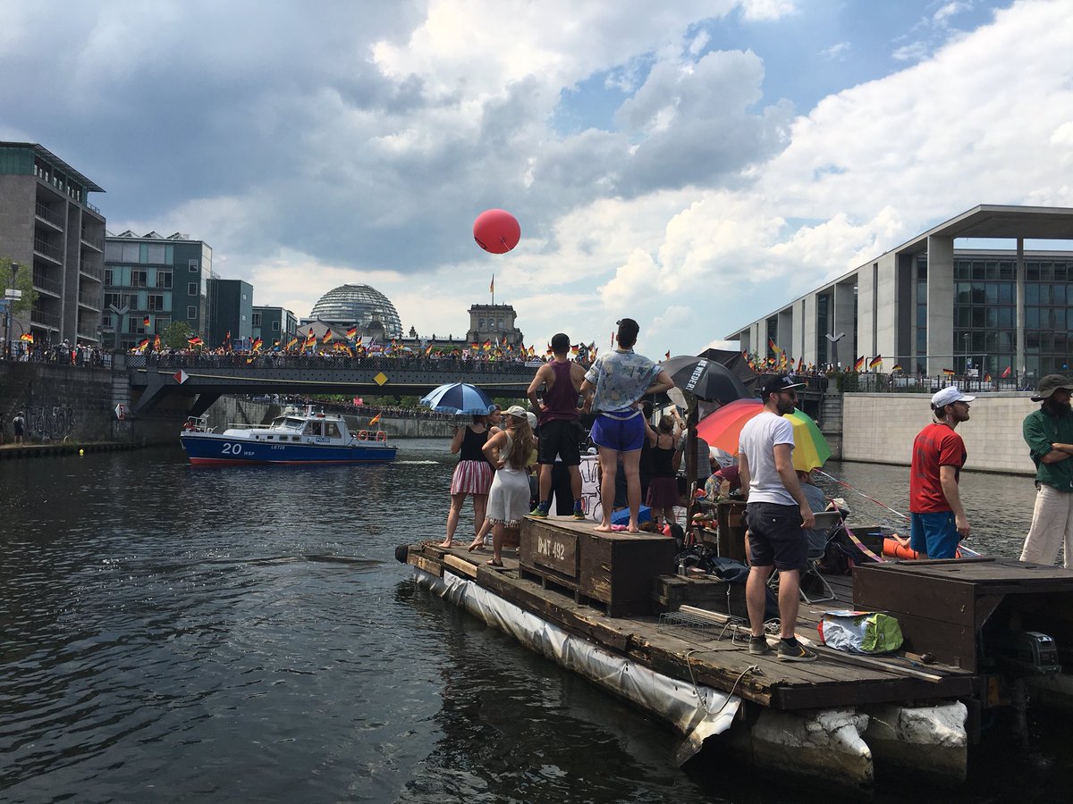 Auf der Spree an der Marschallbrücke empfängt die #Floßdemo die #AfD-Demonstranten mit „Ganz #Berlin hasst dir AfD“-Rufen. Hier kommt es jetzt zum Showdown, nur wenige Meter zwischen Booten und Rechten. #b2705