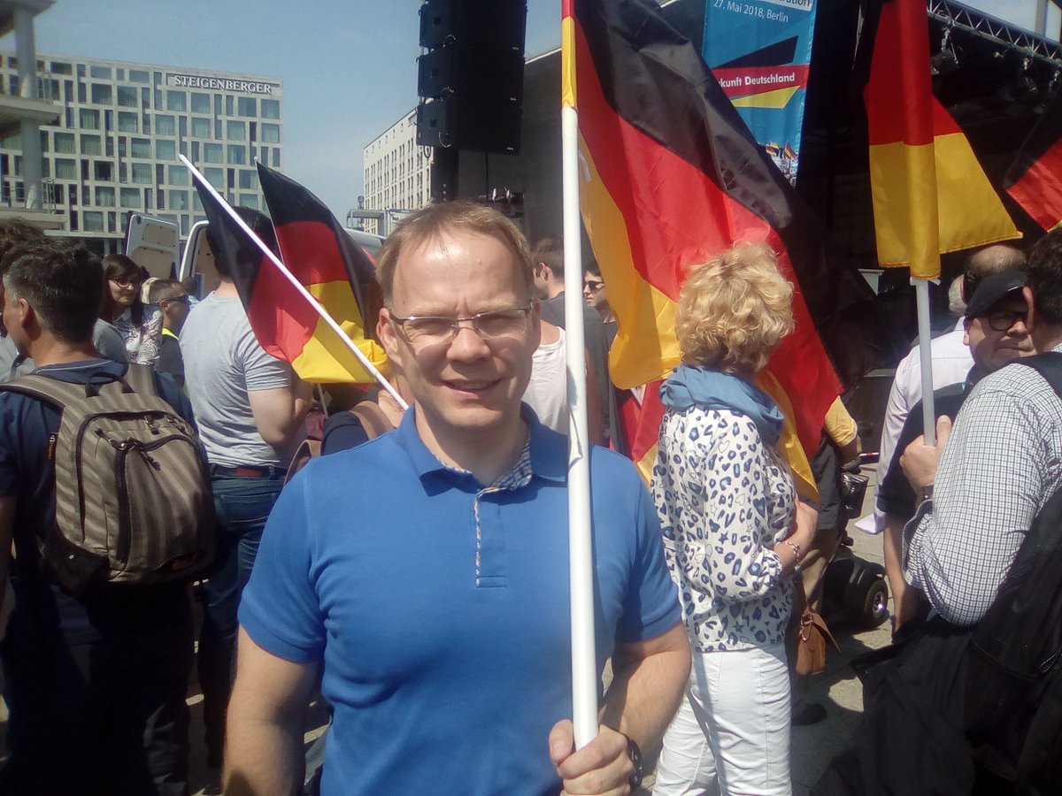 ChristianBlex's tweet photo. Endlich #AfD Großdemo. In #Berlin. Patrioten unter strahlender Sonne. https://t.co/Ui560fF9bq