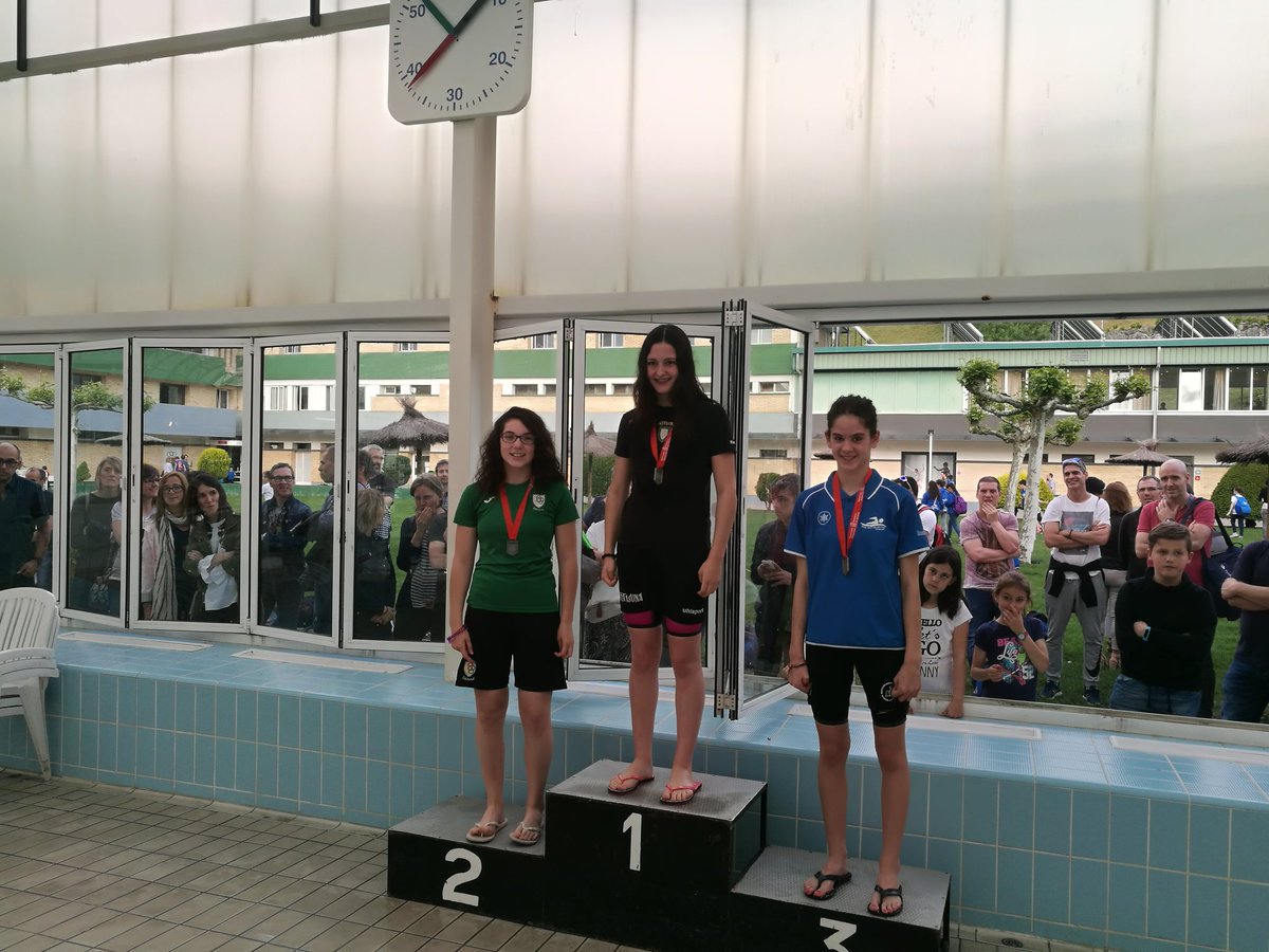 Ayer Leyre Gómez recibió la medalla como segunda clasificada de la Liga de JDN categoría Alevín del año 2006, puesto que tenía asegurado desde alguna jornada atrás y ayer ratificó con un primer puesto y un segundo en las pruebas nadadas. Enhorabuena campeona!!!!!!!