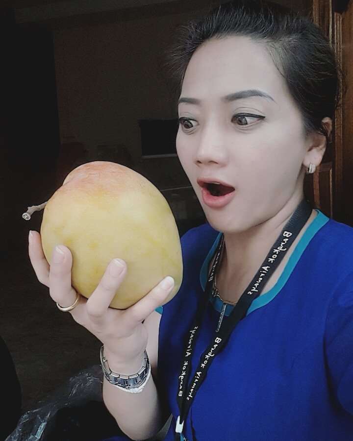 Chirapha20's tweet photo. ENGLISH เรียกว่า แม่งโง่ 😝
THAILAND เรียกว่า มะม่วง 😂

#ลูกเดียว 1 กิโล ไม่ไกลๆ แค่ๆ 😂😅
#เด็กกระบี่ #สาวใต้ https://t.co/FT6tWdSl70