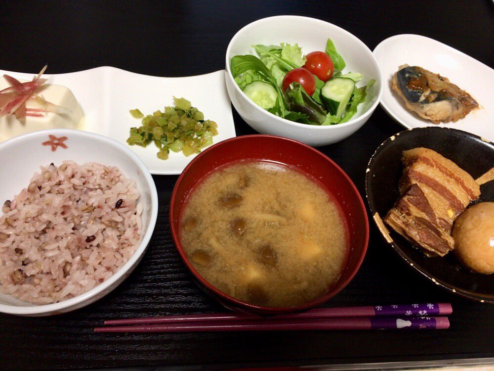 夜ごはん
＊豚の角煮
＊鯖味噌煮
＊サラダ
＊冷奴
＊なめこ汁

作りすぎました_(:3｣∠)_