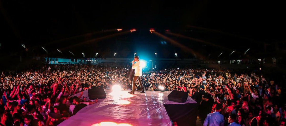 VinodSound_Ahmd's tweet photo. #Guru_Randhawa #Live_In_Concert🎷#Ahmedabad #High_Rated_Gabru_INDIA🇮🇳_Tour great Success Last Night.
#The_Arena,Transstadia@Ahmedabad
#Bollyboom https://t.co/8lo6m1bPYf