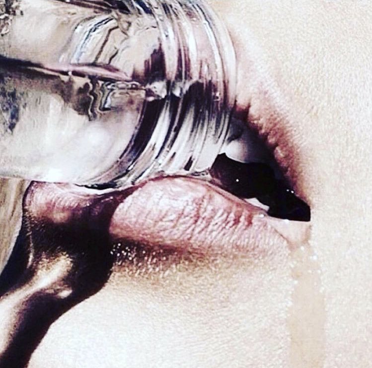 CardeaBeauty's tweet photo. Stay hydrated in the bank holiday heat!

Water is a vital part of your skin care routine. Try &amp; drink 8 glasses a day &amp; even more if you’re drinking alcohol, or in the sun. Your skin will thank you💋

#cardeaskinprofessional #cardeaskinpro
#cardeabeauty #bankholiday #water https://t.co/isGpQg05vT