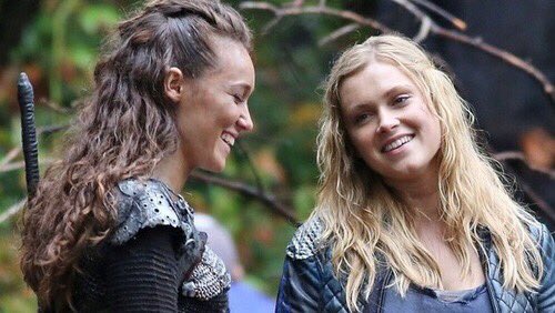 clexaslegendary's tweet photo. i would like to say "find someone who looks at you as they look at alycia debnam-carey", but who doesn't look at alycia like that? https://t.co/oI0Q0r4wpO