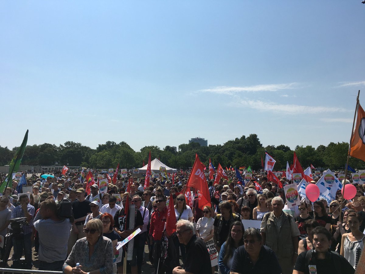 CHeicappell's tweet photo. Kundgebung #stopptdenhass für ein buntes und vielfältiges #Berlin - Reichstagswiese voll. Jetzt schwärmen die Demonstranten aus. #b2705 #Berlin https://t.co/hm0tckEQog
