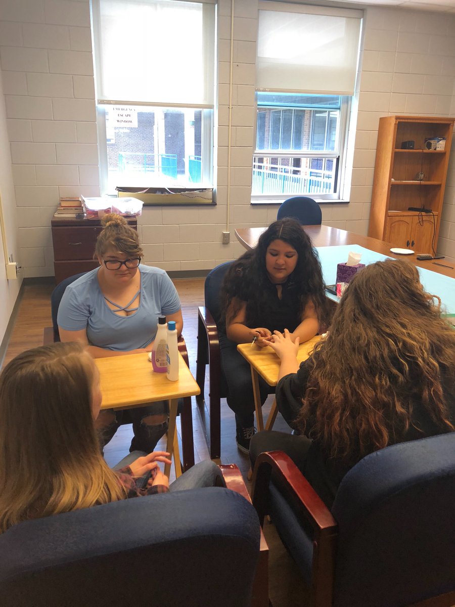 astrowonderdog's tweet photo. MHS “Hands of Hope”...MHS students mentoring WMMS students..Love watching students in leadership make a difference! https://t.co/WGRofcK6tU