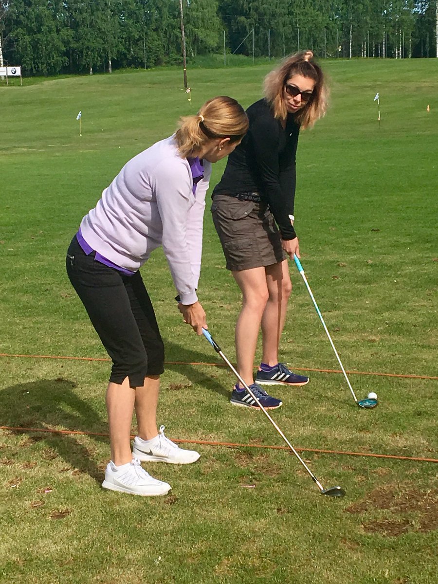 HannaUkkola's tweet photo. Tänään vietettiin asiakkaiden kanssa aamupäivää @ImatranGolf maisemissa. Tutustumista lajiin oikeassa ympäristössä golfkummin opastuksella. Kaikki innokkaana mukana positiivisella fiiliksellä 😍🏌️‍♀️ Kuvassa @KatriVesikko kuuntelee oppeja, jäikö mitään mieleen? https://t.co/NbNxtEmlTk
