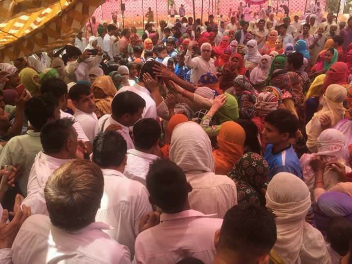 Join_Manthan's tweet photo. #बेरी हल्के के #Mehrana गाँव में चाय के प्रोग्राम में उमड़ा जनसैलाब, दुष्यंत चौटाला की लोकप्रियता का  एक और उदाहरण, आज कल पुरे हरियाणा में एक ही बात है #चलो_चले_दुष्यंत_के_साथ 
#हर_वोटर_का_सपना_दुष्यंत_सा_सांसद_अपना https://t.co/tZuctuU0YS