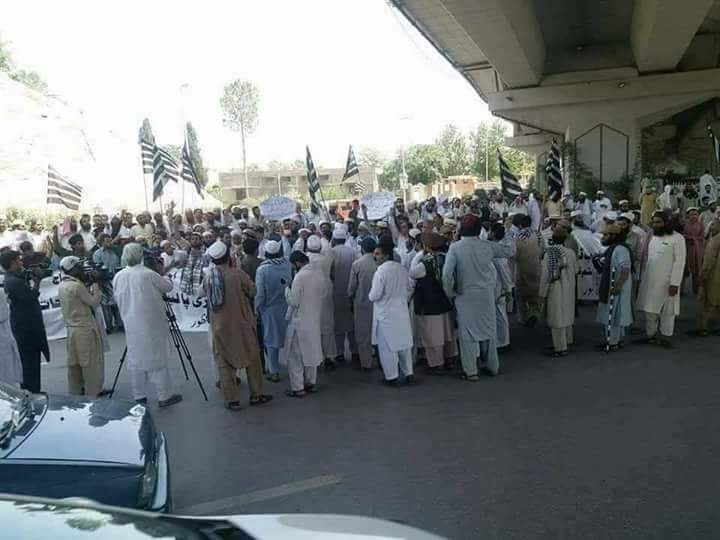 Attamengal11's tweet photo. کیا ختمِ نبوت والے معاملے پر JUI نے کسی شہر میں ایسے روڈ بلاک کر کے احتجاج کیا تھا..؟؟
مولانا صاحب اسلام کیلئے نہیں بلکہ اسلام آباد کیلئے لڑرہا ہے۔
#FATAReforms
#FATA
#FATAMergedWithKPK https://t.co/I2SAYC54Dy