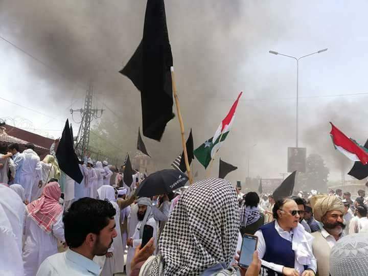 Attamengal11's tweet photo. کیا ختمِ نبوت والے معاملے پر JUI نے کسی شہر میں ایسے روڈ بلاک کر کے احتجاج کیا تھا..؟؟
مولانا صاحب اسلام کیلئے نہیں بلکہ اسلام آباد کیلئے لڑرہا ہے۔
#FATAReforms
#FATA
#FATAMergedWithKPK https://t.co/I2SAYC54Dy