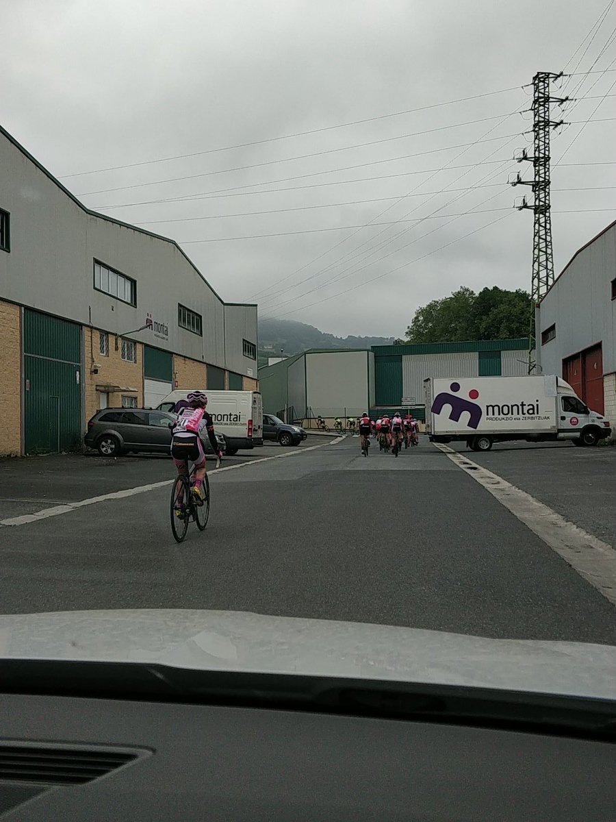 XIVAIZTONDOSN's tweet photo. 📌72km (8km a meta)

🚴‍♀️ 220 Martinez(@BizkaiaDurango)

+30s pelotoia 🚴‍♀️🚴‍♀️🚴‍♀️🚴‍♀️🚴‍♀️
Tirando @SopelaTeam tiraka.

+25s diferentzia. 

#AiztondoSN https://t.co/xPXm7R8Z9g