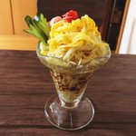 確かに色合いは綺麗ｗ冷やし中華をパフェグラスにいれるとスイーツっぽい!