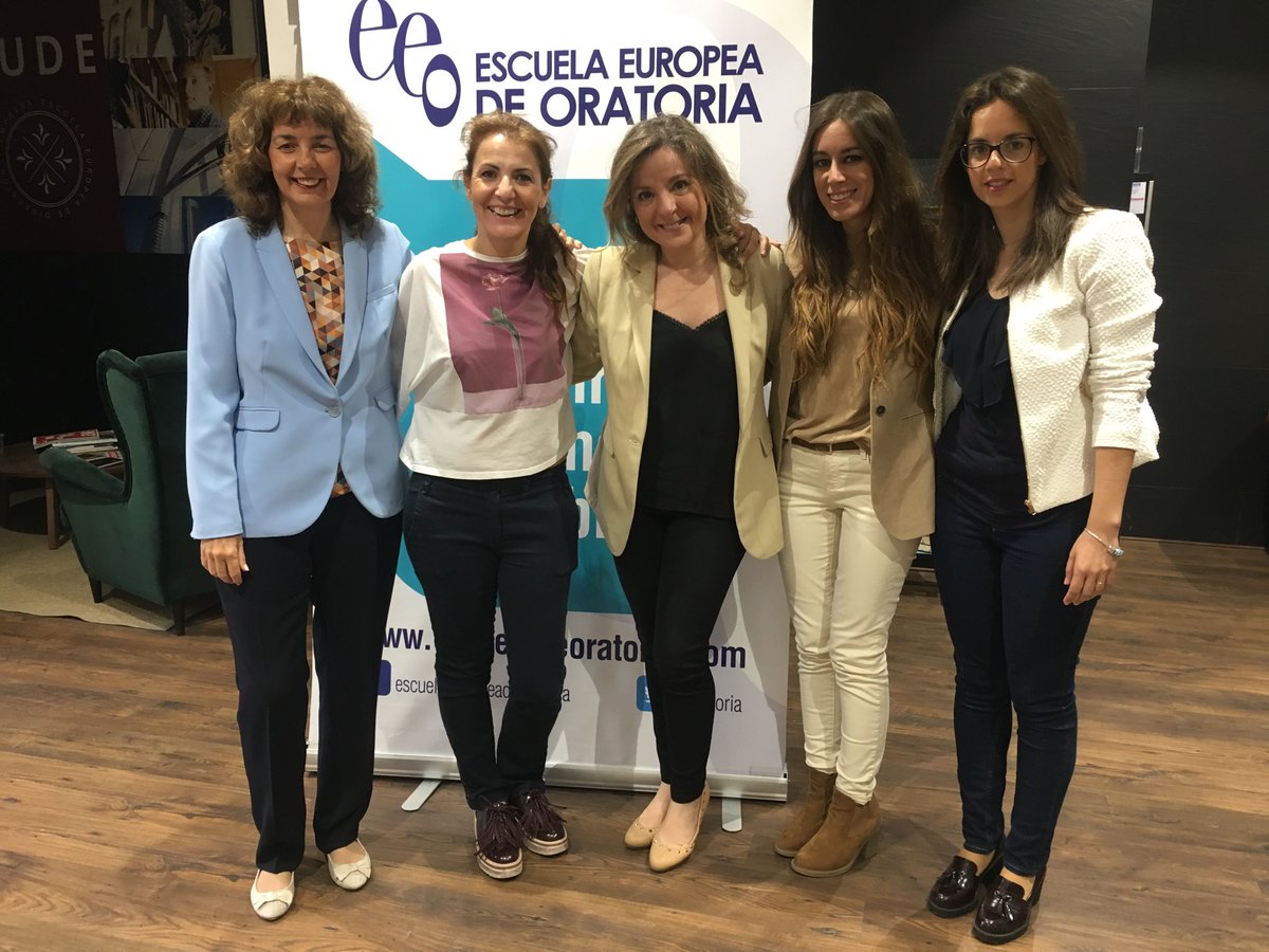 mpdelasheras's tweet image. Tres cursos de #EspecialistaenOratoria han coincidido este finde en la @EOratoria capitaneados por cinco espléndidas profesionales de #hablarenpublico #Portavoces #InteligenciaEmocional #Oratoria y #ProgramacionNeurolinguistica