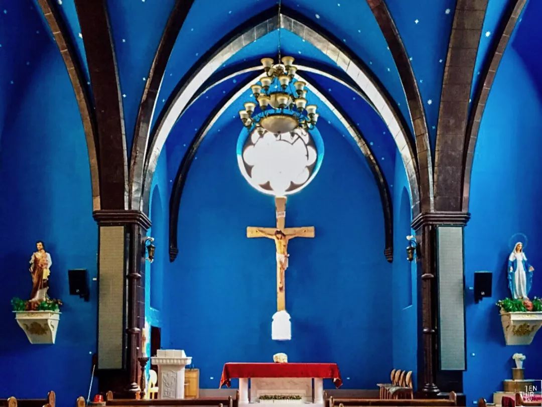 visit_wuhan's tweet photo. Church of the Immaculate Conception was once converted into a bar, but now open as a church to public. The entire interior style is a mysterious Santorini Blue, plus dotted with blue-and-white gypsophila on the ceiling. #VisitWuhan #DrunkinNature #church #blue https://t.co/KSiue8y1O3
