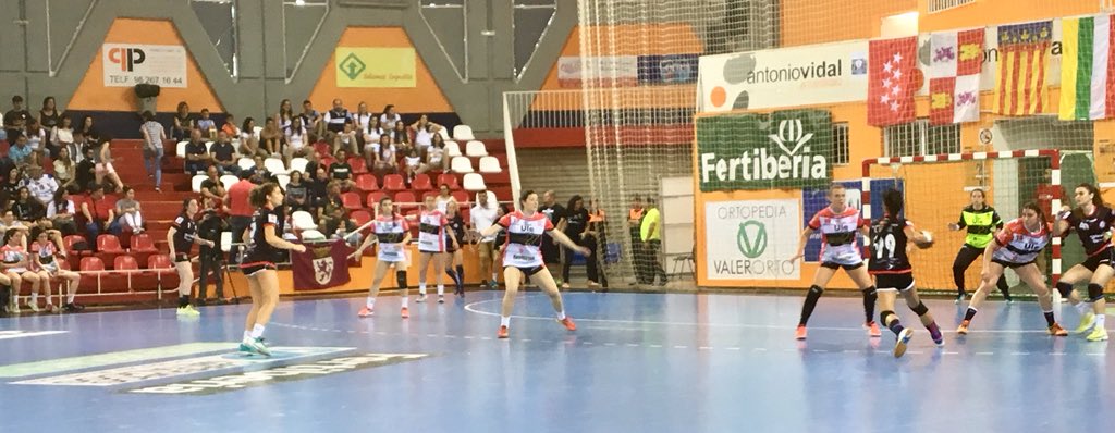BMMorvedre's tweet photo. 📰 Balonmano Senior Femenino 
🏆#AscensoDHF @IberdrolaDHF 
⏱️ Descanso
🤾‍♂️ @BMMorvedre  16 🆚 13 @cleba_leon 
🎙️Las #GuerrerasDelMorvedre, ya campeonas, luchando por terminar imbatidas esta Temporada.
📍Pab.Munic OVNI https://t.co/qzBNjwjIej