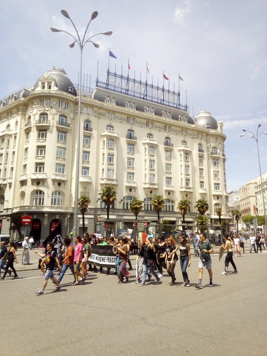 datoros_com's tweet photo. La manifestación #TauromaquiaEsViolencia #27MYoVoy está siendo tal fracaso que se tienen que separar para ocupar más espacio.

Así de abarrotada está la plaza de Neptuno https://t.co/ryjRfA9O4v