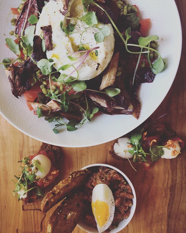 Lazy sunday afternoons... We love them. Strolling around in the city and have a late lunch. A lovely spot to go is @deutrechter . Enjoy your sunday loves!
•
•
•
#sunnysundays #lazyafternoon #sunisout #thelittlethings #lunchtimefun #salades #hothothot… ift.tt/2kr3oEC