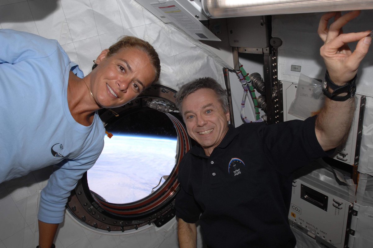 Double anniversary! 19 years ago, @GGJuliePayette became the first Canadian to visit the Space Station. 9 years ago, <a href="/RobertThirsk/">Robert Thirsk</a> became the first Canadian to fly on the Soyuz. I will soon follow in their footsteps.
