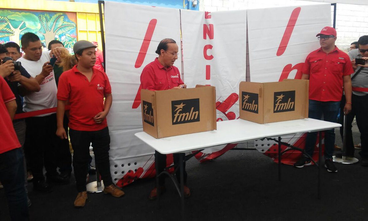 radio102nueve's tweet photo. El aspirante a candidato presidencial @GersonmSV se presenta a la sede de San Salvador para ejercer el voto en elecciones #FMLNInternas2018 https://t.co/lXn2Gh4o7G