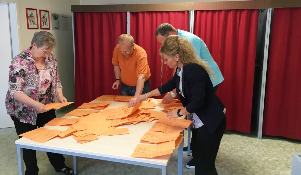 Nordkurier's tweet photo. Jetzt wird ausgezählt: Hier in #Anklam im Wahllokal in der Cothenius-Schule #landratswahl #landratswahlen #lrwmv #lrwmv18 #lrwvg Alles weitere hier: https://t.co/2sDLI6nlQ0 https://t.co/IXgCKDXsFM
