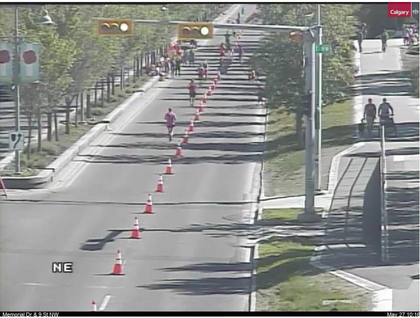 NewsRadioCGY's tweet image. There's still plenty of runners out on the #calgarymarathon route. Expect delays in and around downtown for the new few hours. #yyctraffic #RunCalgary