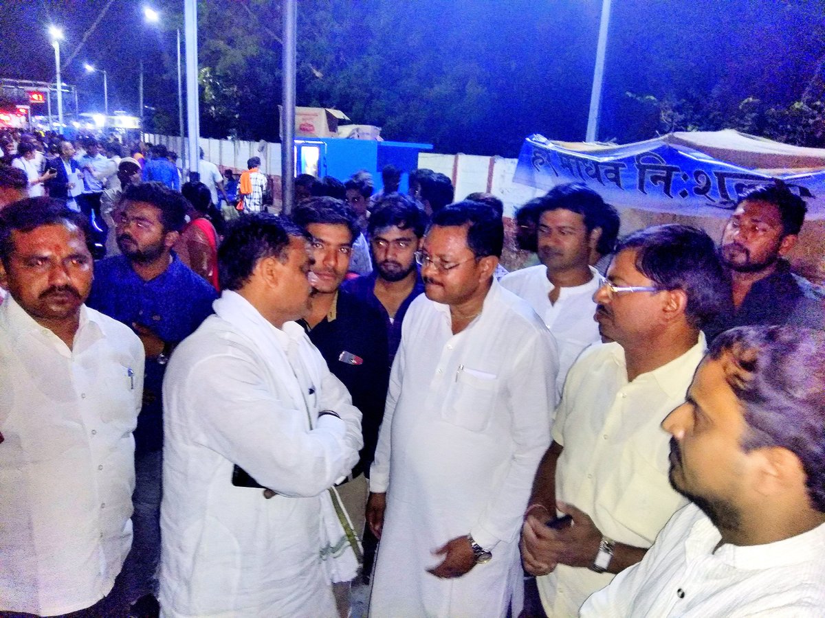 Rishabsingh5043's tweet image. मा.वी.डी. शर्मा जी भाई साहब का युवामोर्चा सतना ने स्वागत कर आशिर्वाद प्राप्त किया।
@vdsharmabjp
#ModiKe4Saal #ModiReportCard