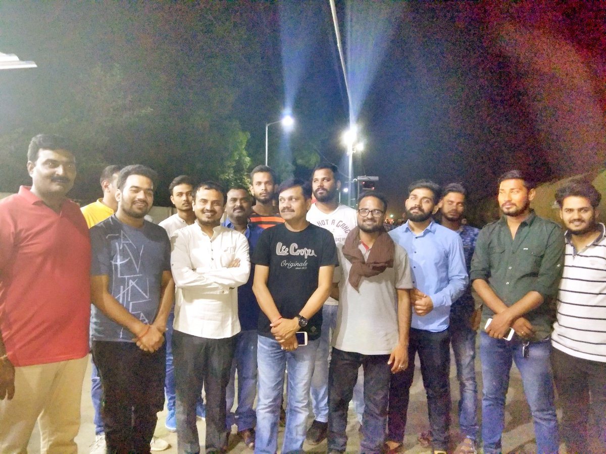 Rishabsingh5043's tweet image. मा.वी.डी. शर्मा जी भाई साहब का युवामोर्चा सतना ने स्वागत कर आशिर्वाद प्राप्त किया।
@vdsharmabjp
#ModiKe4Saal #ModiReportCard