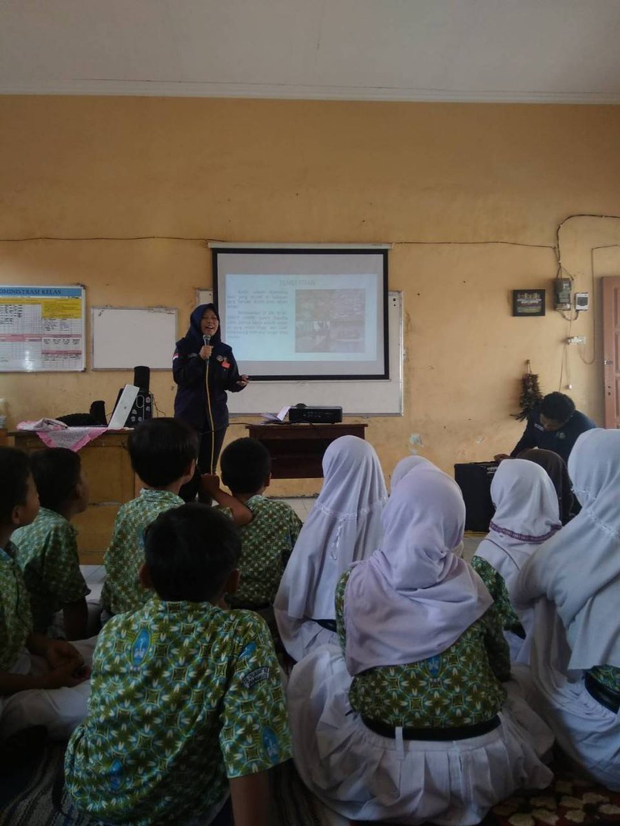 SM-IAGI Undip Mengadakan Sosialisasi Tanggap Bencana Usia Dini “Bencana Alam Banjir” di SDN Trimulyo 02, Semarang smiagiundip.wordpress.com/2018/05/19/sm-…