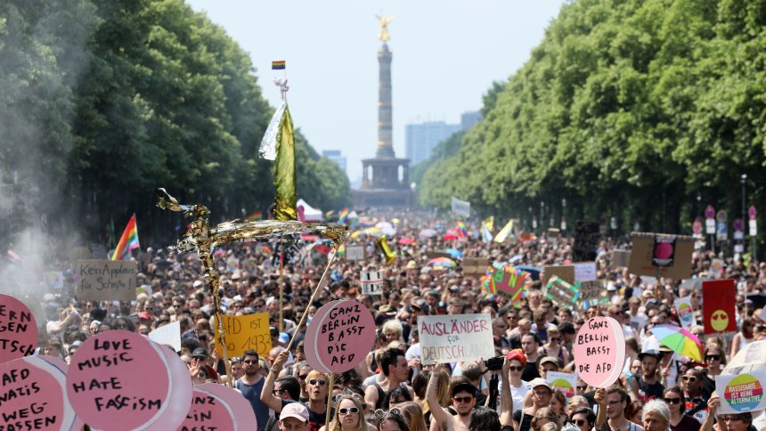 Berlin: 5000 demonstrieren für die AfD, mindestens 25.000 dagegen spiegel.de/politik/deutsc…