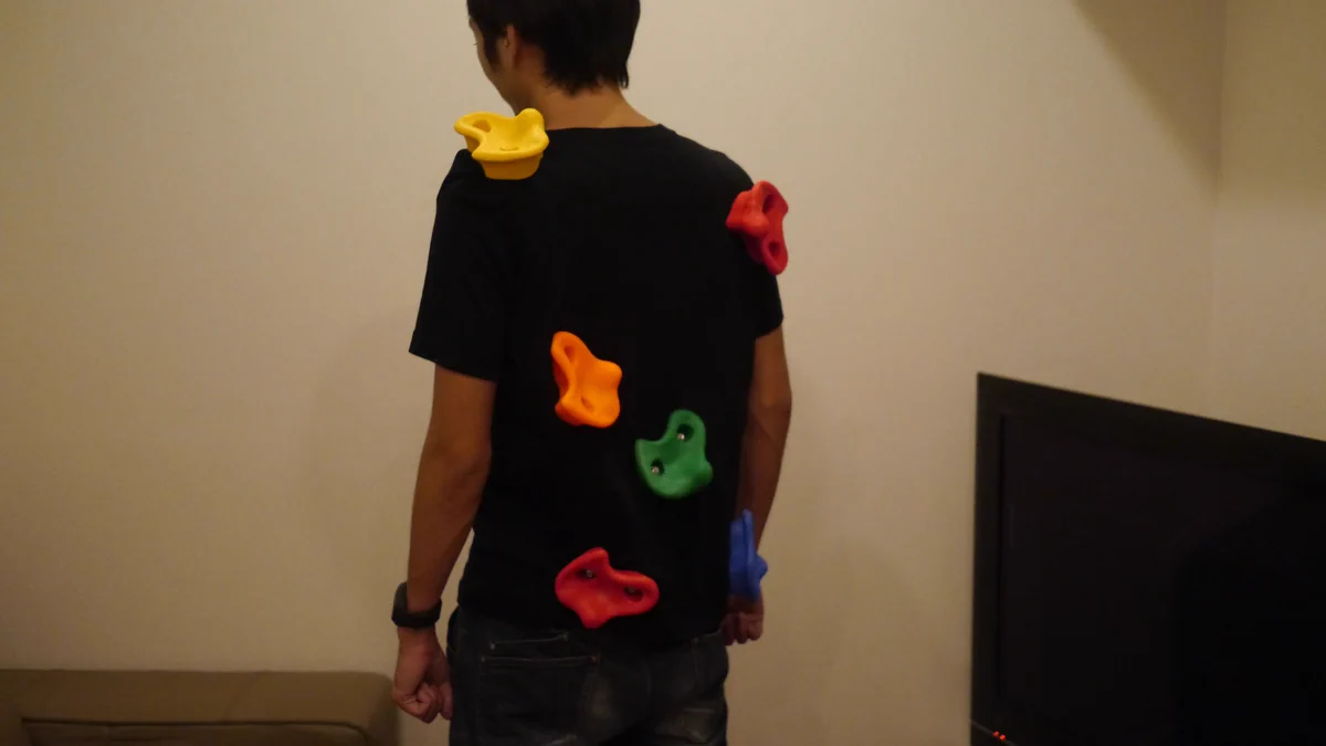 子供が勝手にボルダリング→おんぶができるTシャツを作っちゃった人ｗ