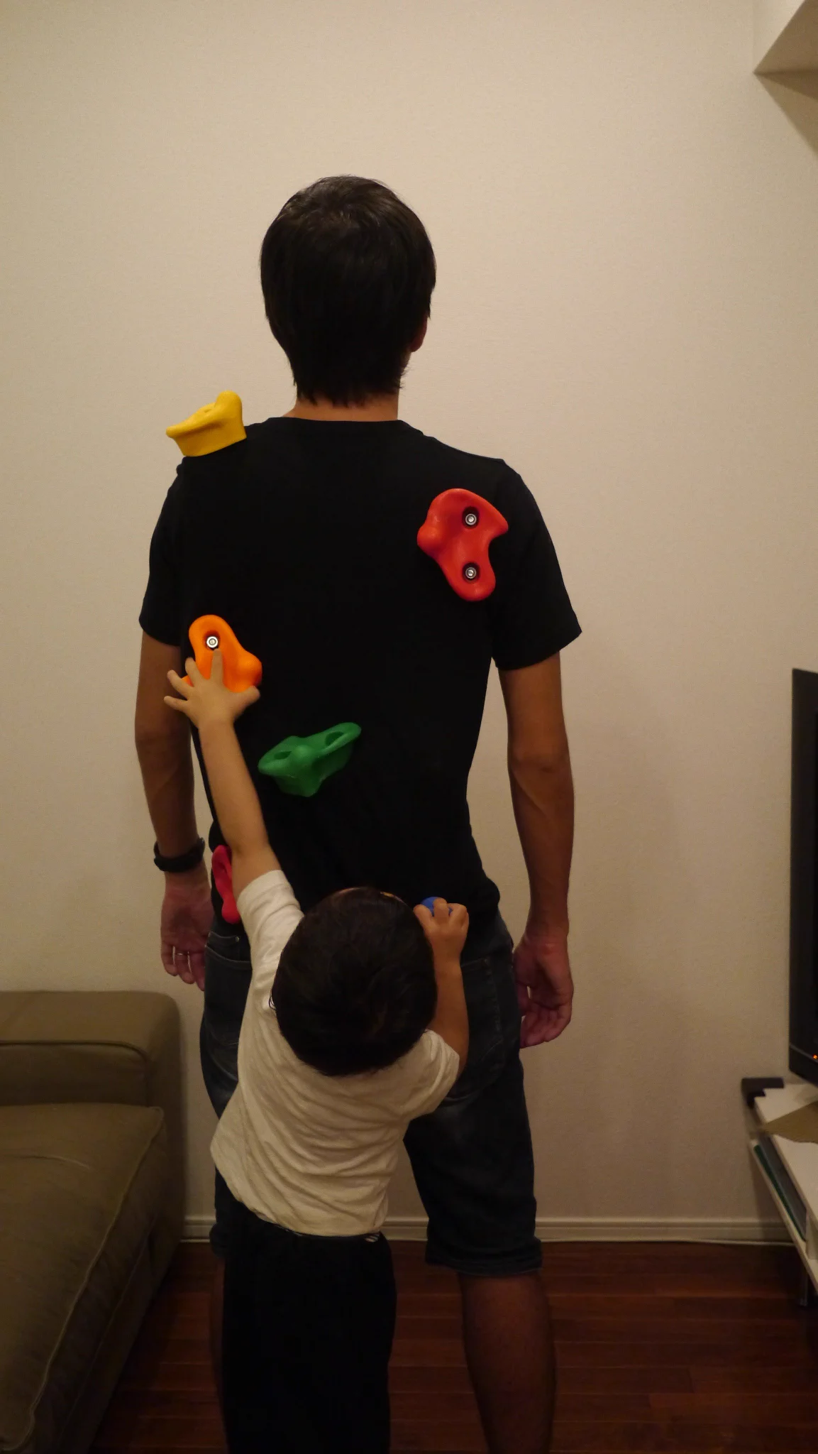 子供が勝手にボルダリング→おんぶができるTシャツを作っちゃった人ｗ