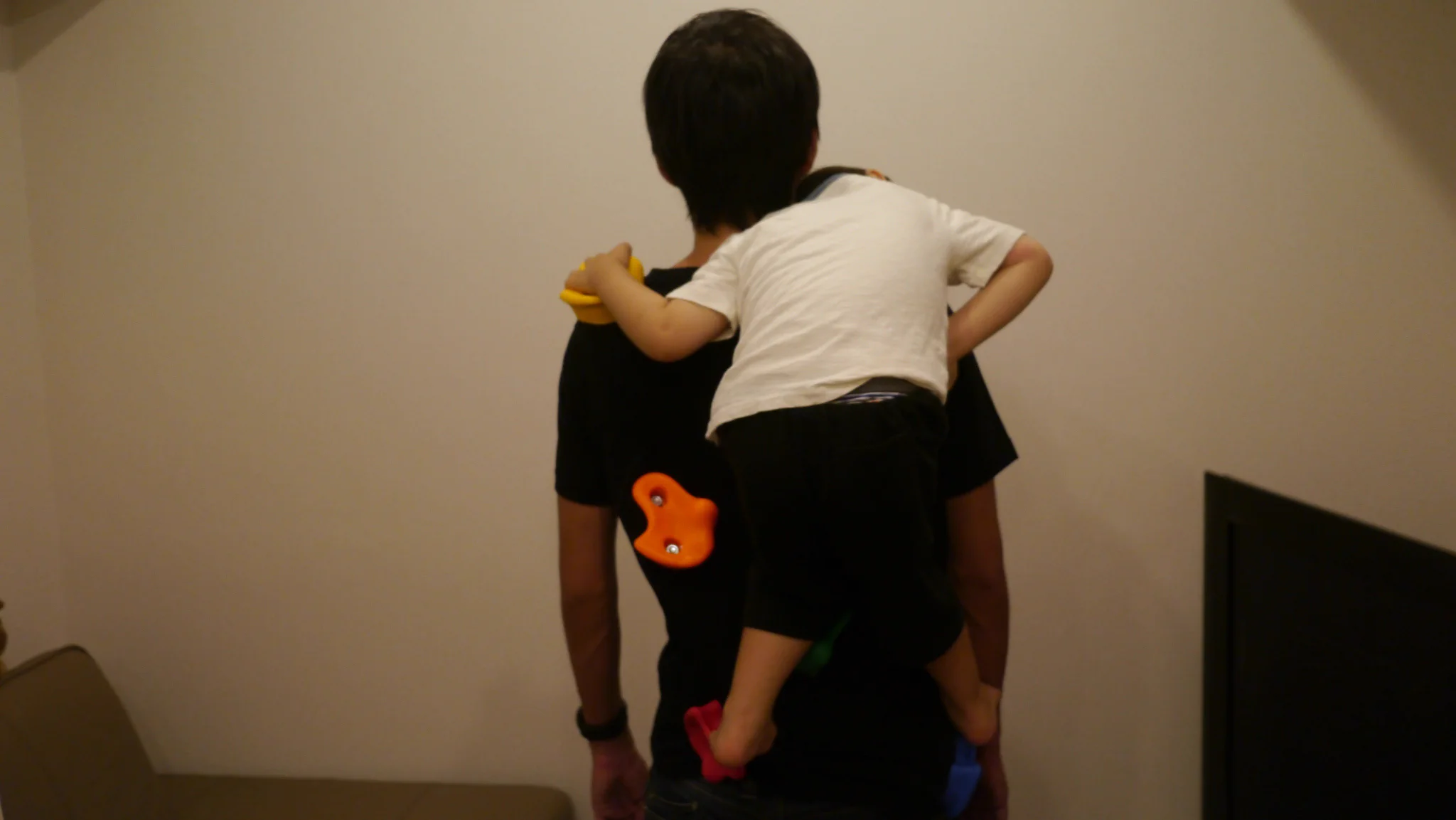 子供が勝手にボルダリング→おんぶができるTシャツを作っちゃった人ｗ