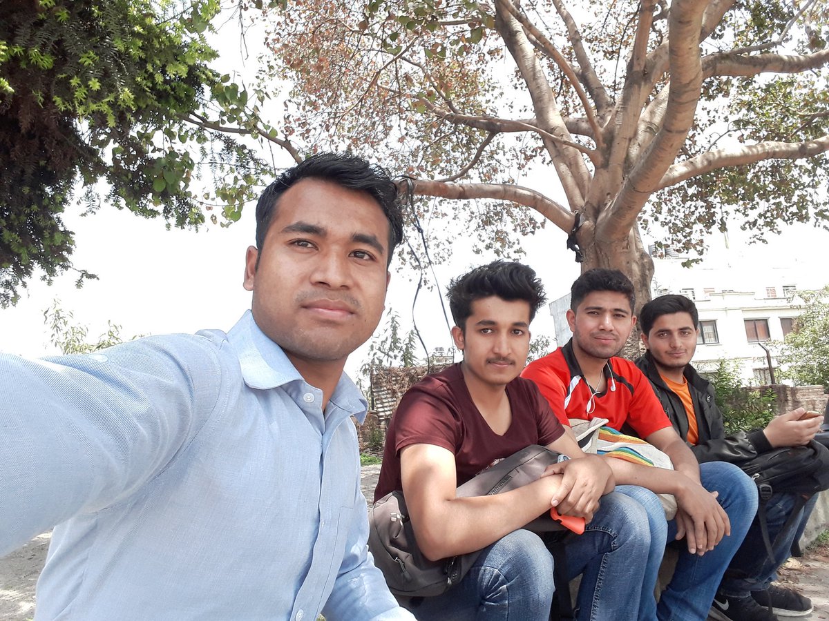 खान लगेको गाँस छोड्नु तर साथीको साथ कहिलै नछोड्नु भन्छन् बुडा पाका ले।
with friends