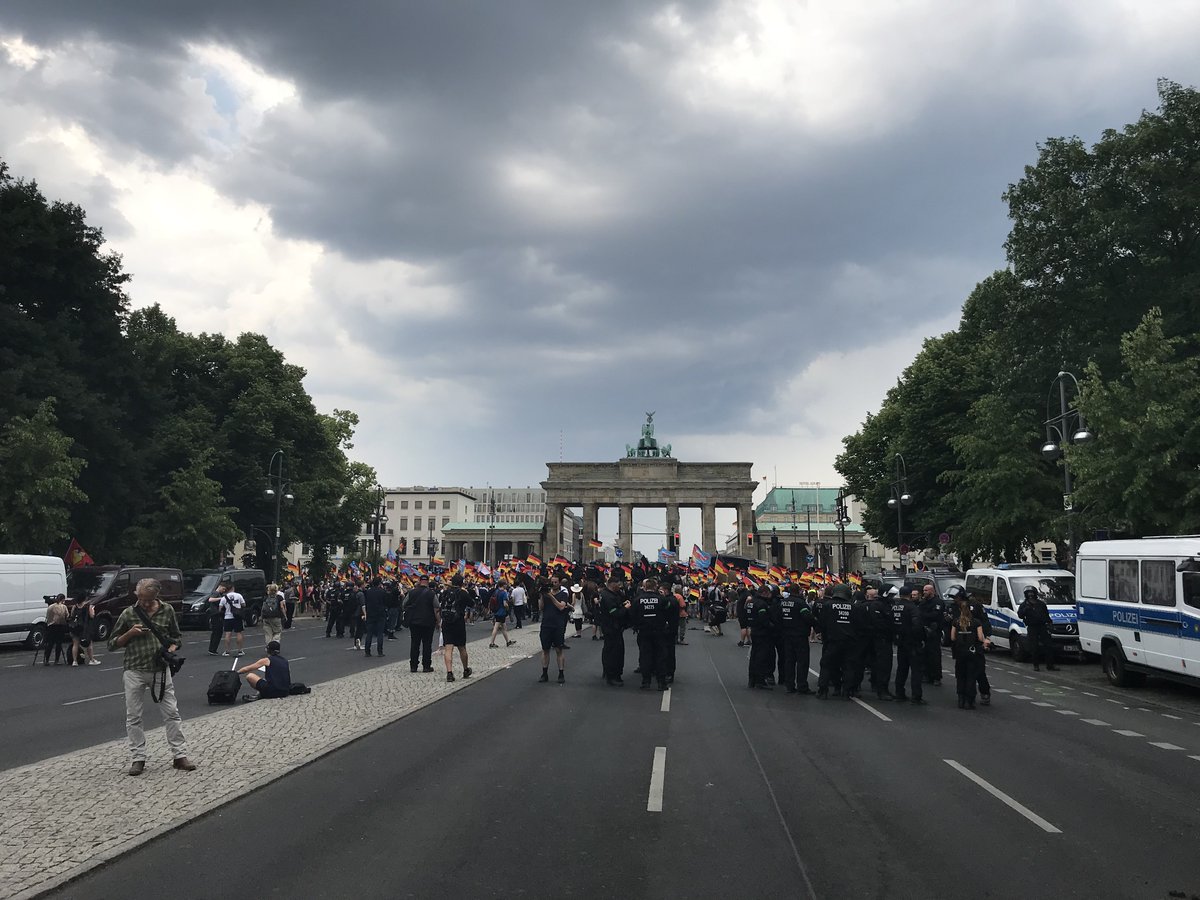 CHeicappell's tweet photo. #AfDDemo vor dem Brandenburger Tor #Berlin - aus dem umliegenden Tiergarten dröhnt lautstarker #Protest #StopptDenHass #b2705 @rbb24 @rbbabendschau https://t.co/fYUEAlFMPP